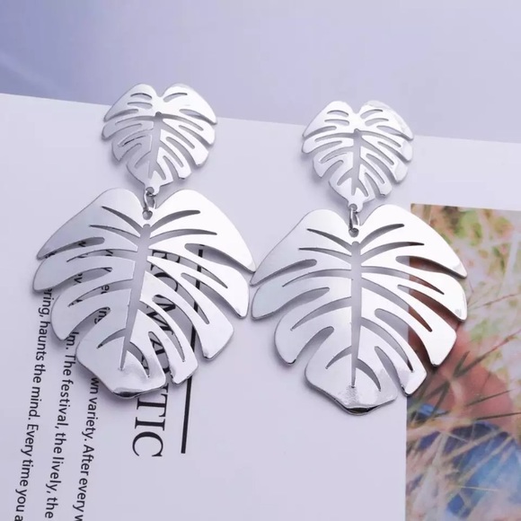 🔴5/$20⚠️𝗖𝗟𝗘𝗔𝗥𝗔𝗡𝗖𝗘⚠️Leaf Earrings NEW - Picture 6 of 11